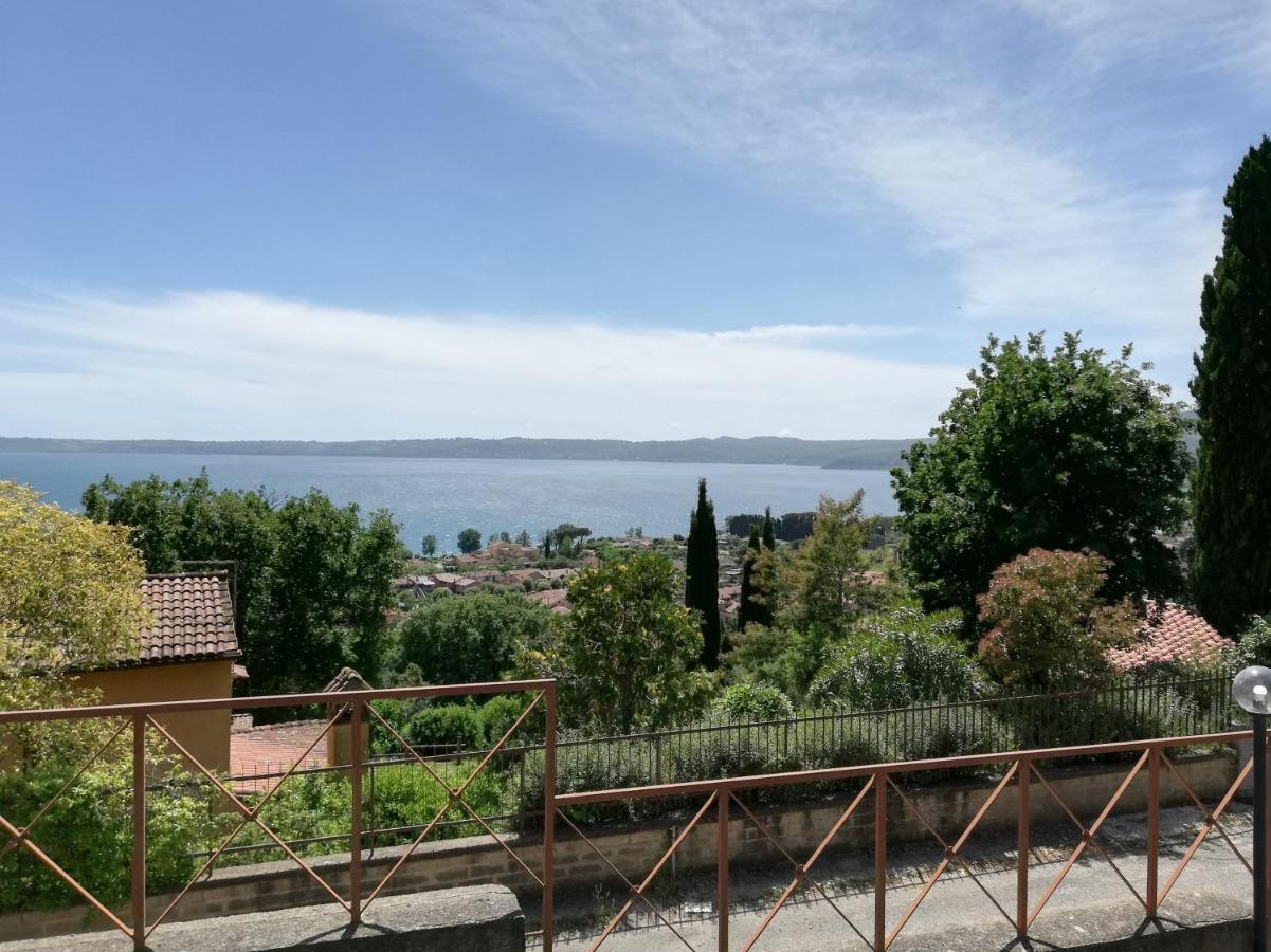 Sguardo Sul Lago Trevignano Romano Bagian luar foto