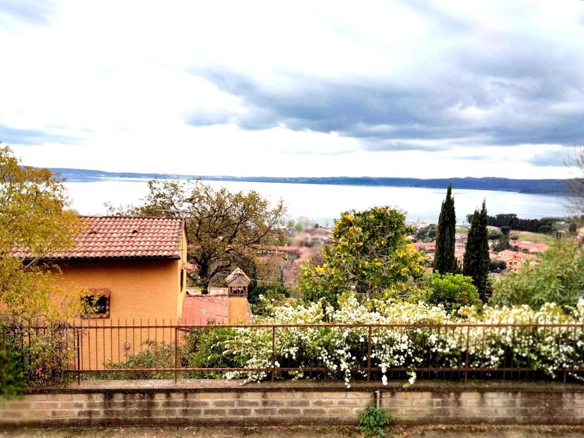 Sguardo Sul Lago Trevignano Romano Bagian luar foto