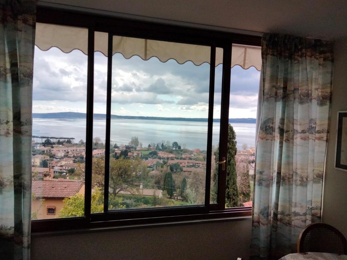 Sguardo Sul Lago Trevignano Romano Bagian luar foto