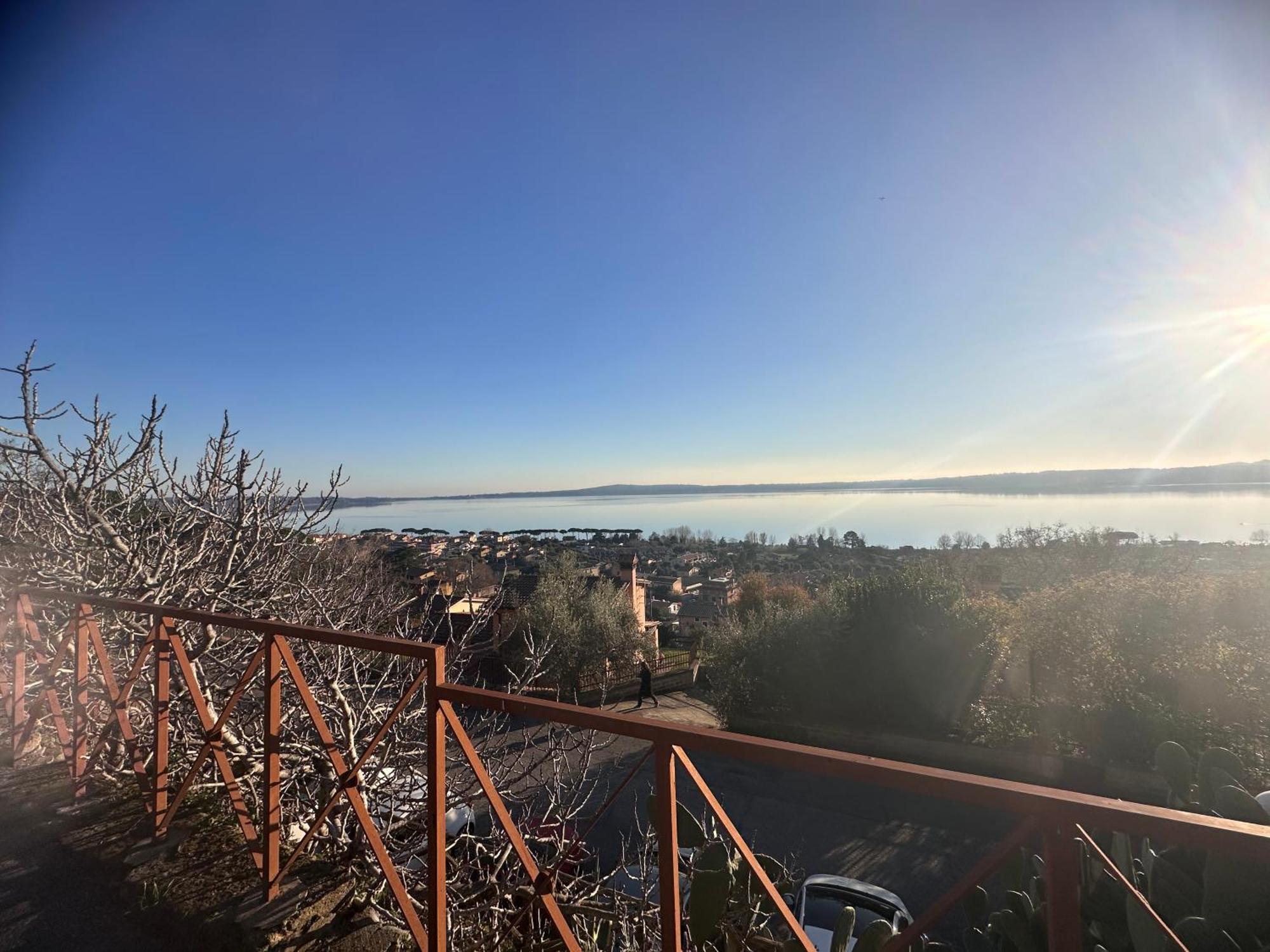 Sguardo Sul Lago Trevignano Romano Bagian luar foto