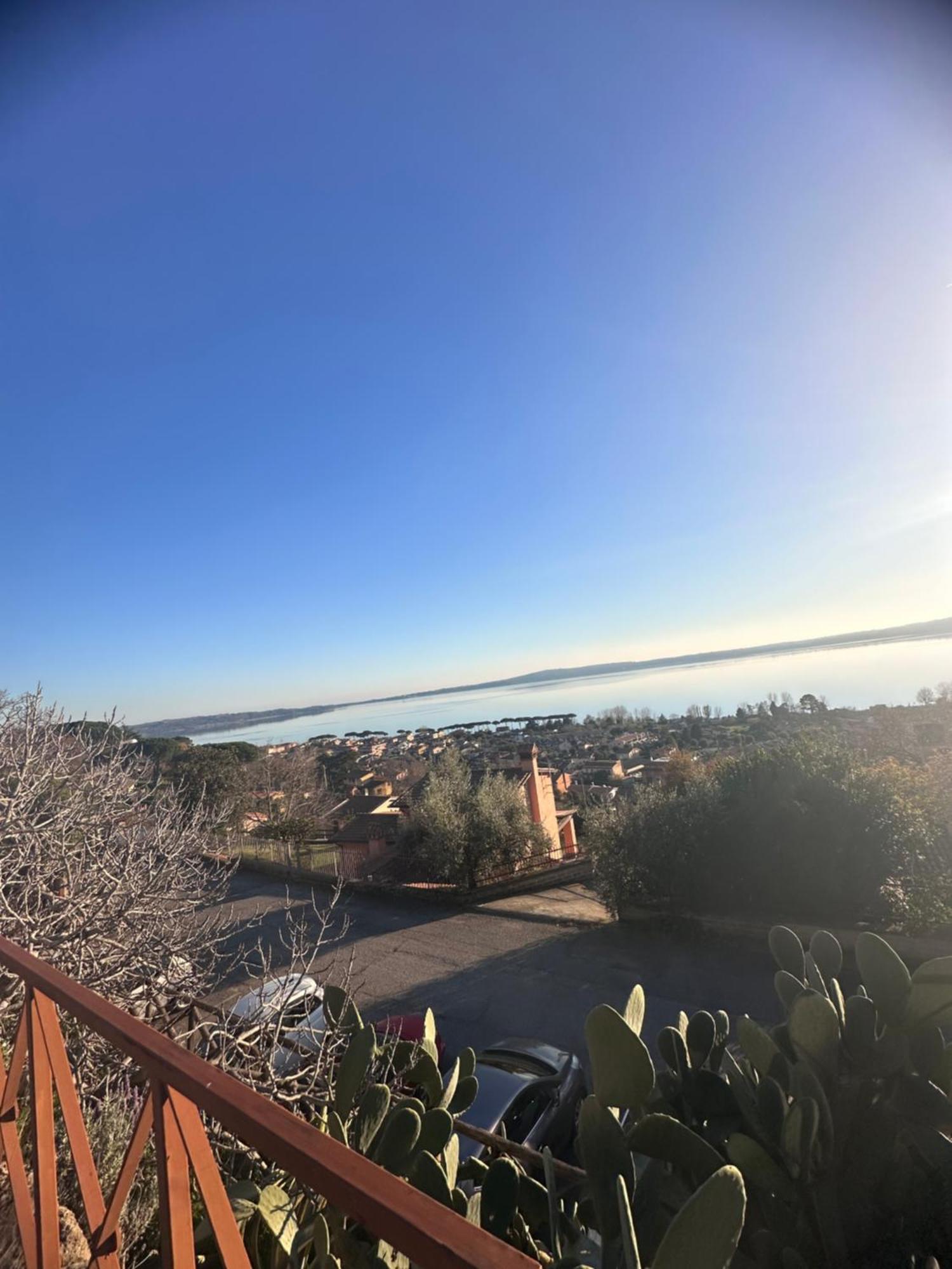 Sguardo Sul Lago Trevignano Romano Bagian luar foto