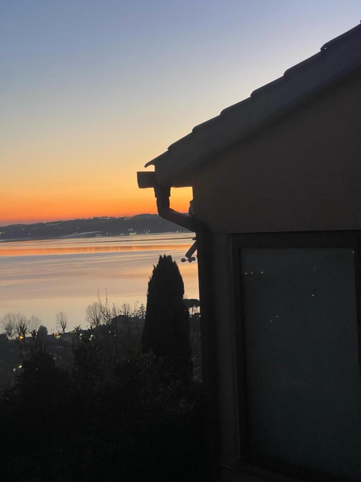 Sguardo Sul Lago Trevignano Romano Bagian luar foto